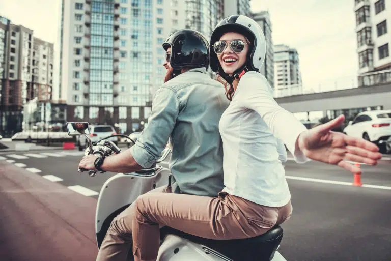 couple on scooter permis