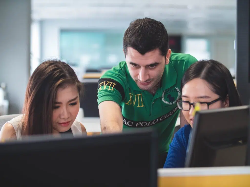 étudiant à l'université consultent leur environnement numérique de travail