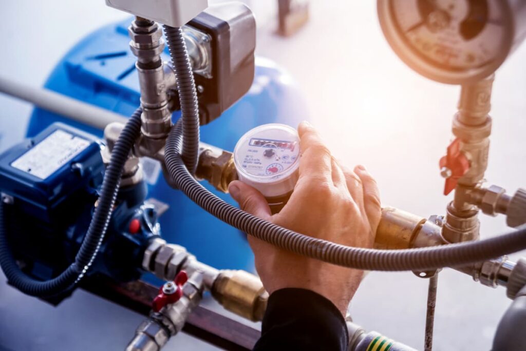 technicien installe un compteur à eau