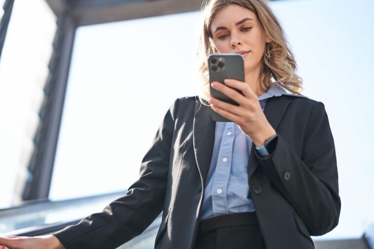 jeune femme avec iphone 15