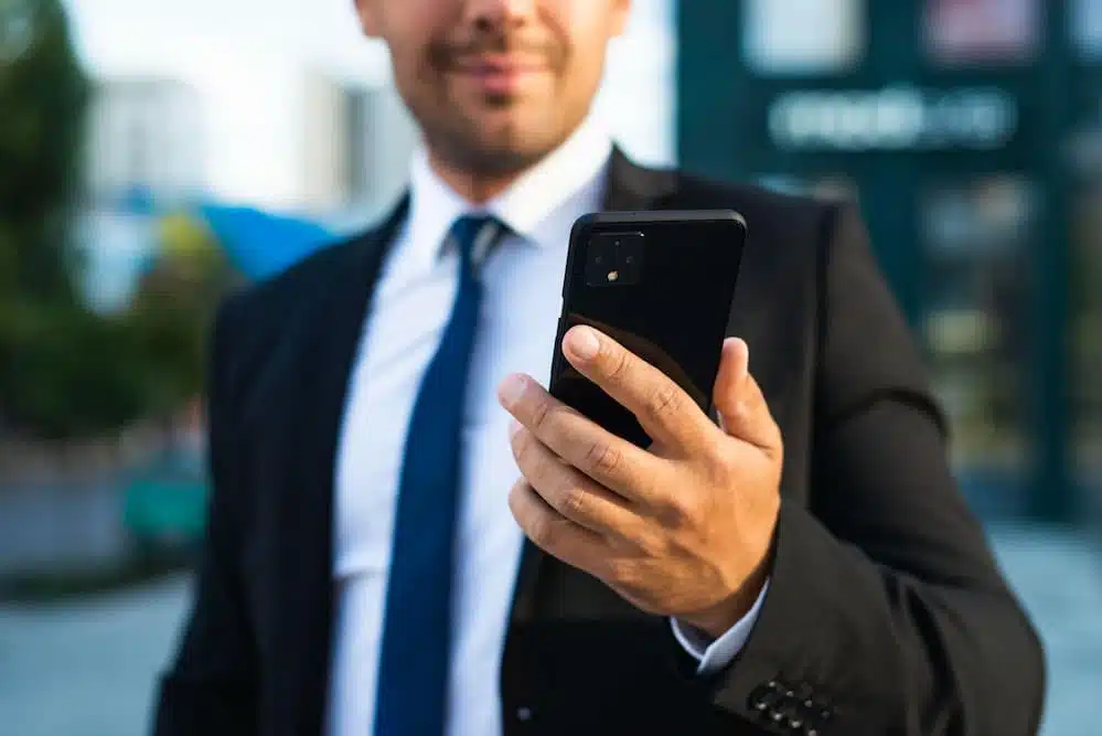 jeune homme avec iphone 15